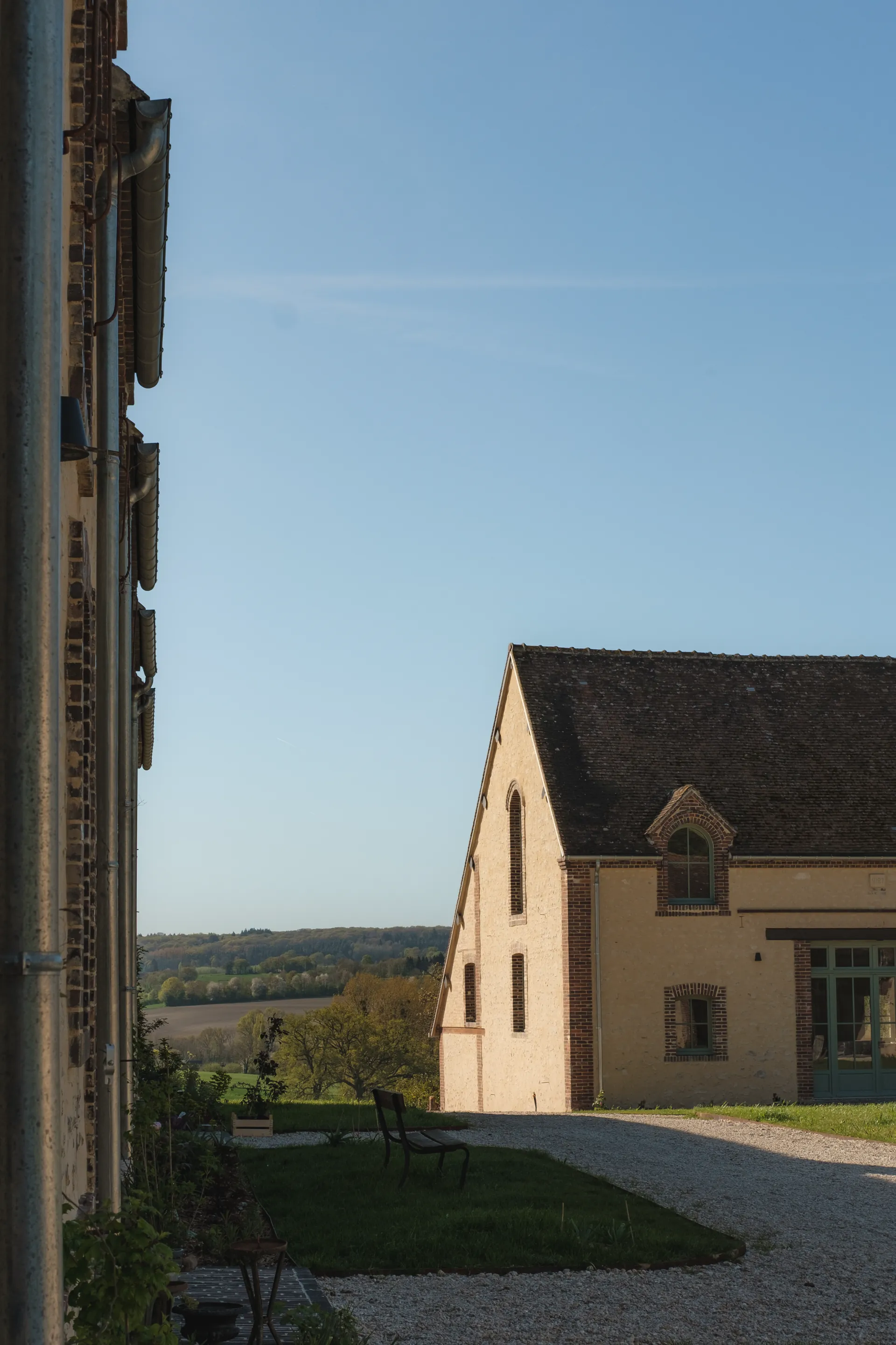 L'Écurie — façade sud, lumière du soir