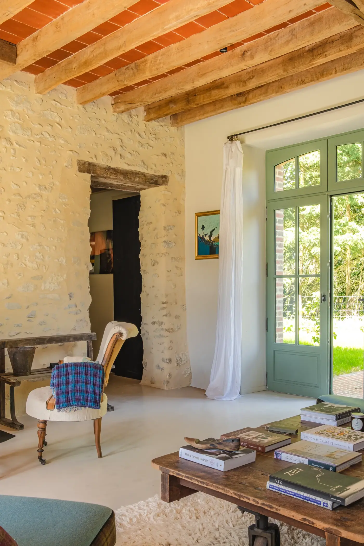 Le salon — canapé et poêle à bois